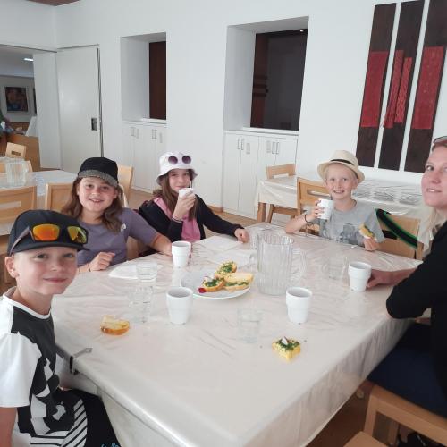 Schulkinder auf dem Bauernhof