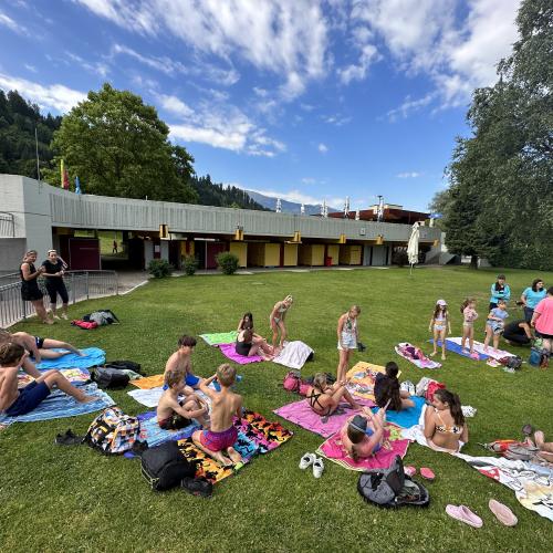 Kinder im Schwimmbad