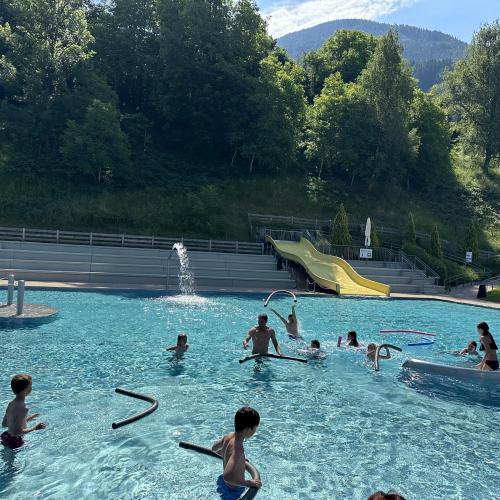 Kinder im Schwimmbad