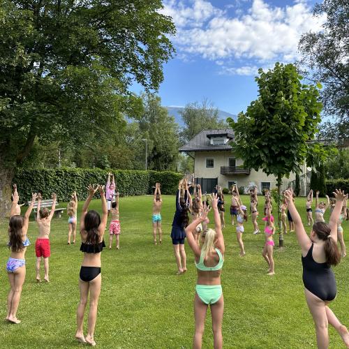 Kinder im Schwimmbad