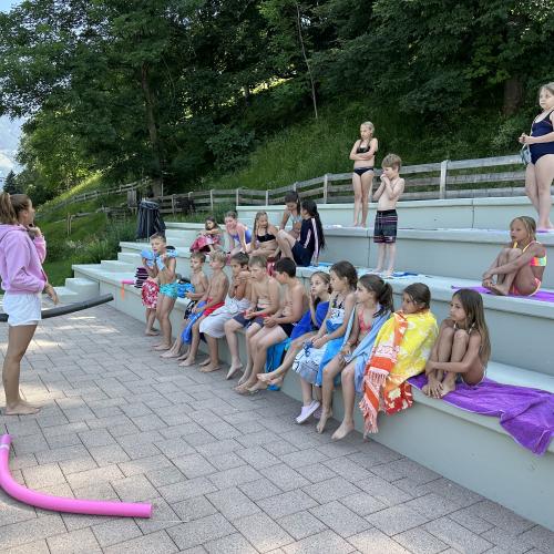 Kinder im Schwimmbad