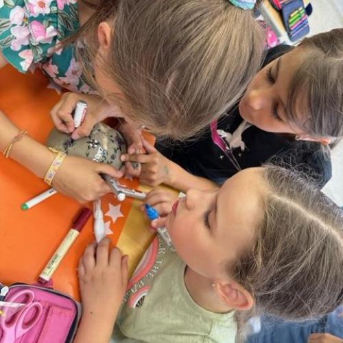 Kinder beim Basteln