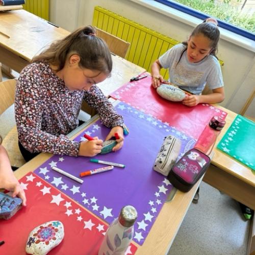 Kinder beim Basteln
