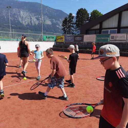 Kinder am Tennisplatz