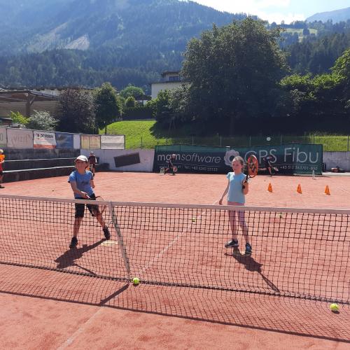 Kinder am Tennisplatz