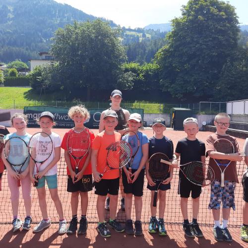 Kinder am Tennisplatz