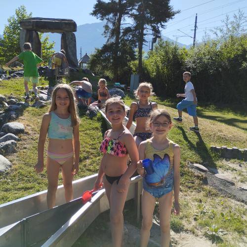 Kinder spielen mit Wasser