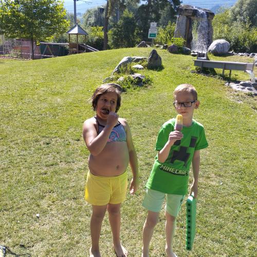 Kinder spielen mit Wasser