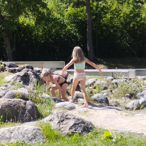 Kinder spielen mit Wasser