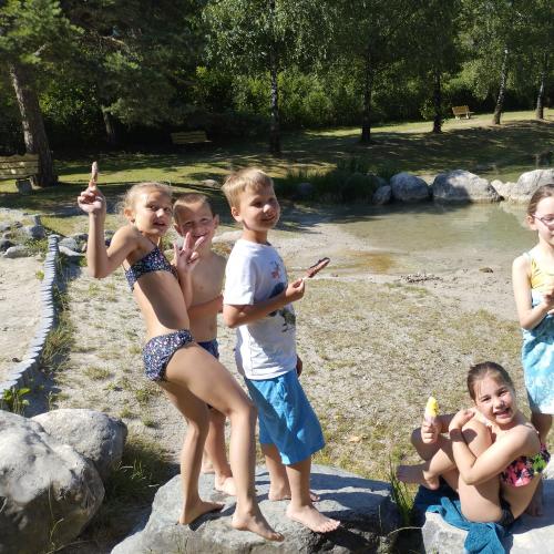 Kinder spielen mit Wasser