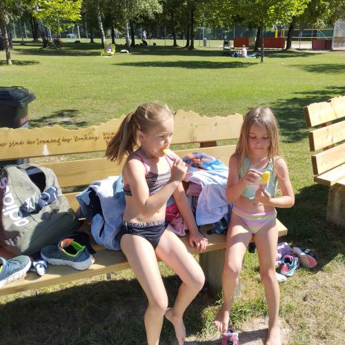 Kinder spielen mit Wasser