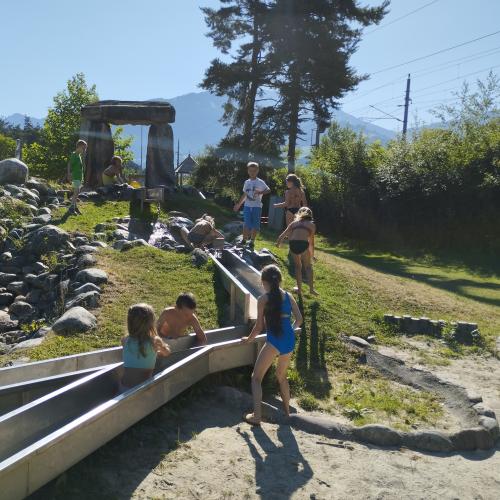 Kinder spielen mit Wasser
