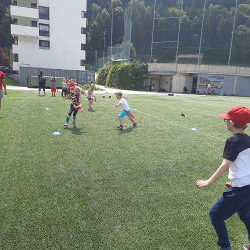 Kinder auf dem Sportplatz