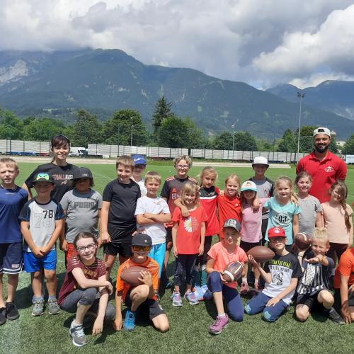Kinder auf dem Sportplatz