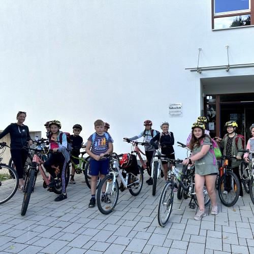 Kinder mit Fahrrädern