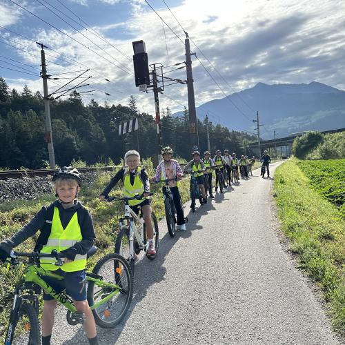 Kinder mit Fahrrädern