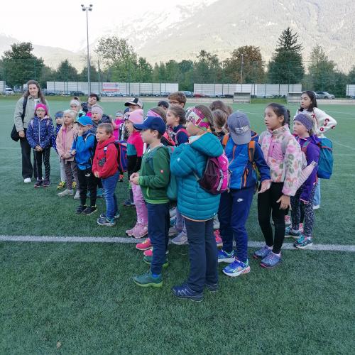 Schulklasse am Sportplatz