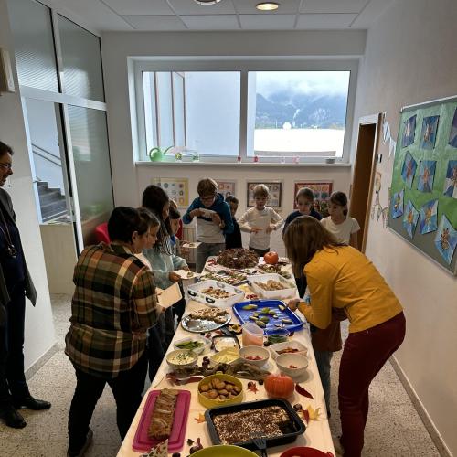 Kinder beim Jausenbuffet