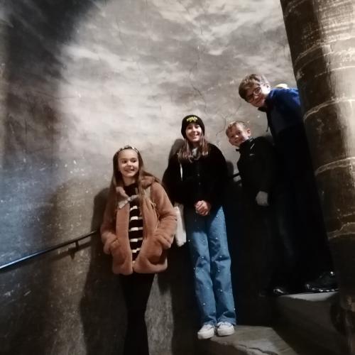 Kinder auf Treppen