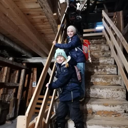 Kinder auf Treppen