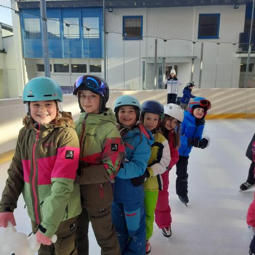 Schüler beim Eislaufen