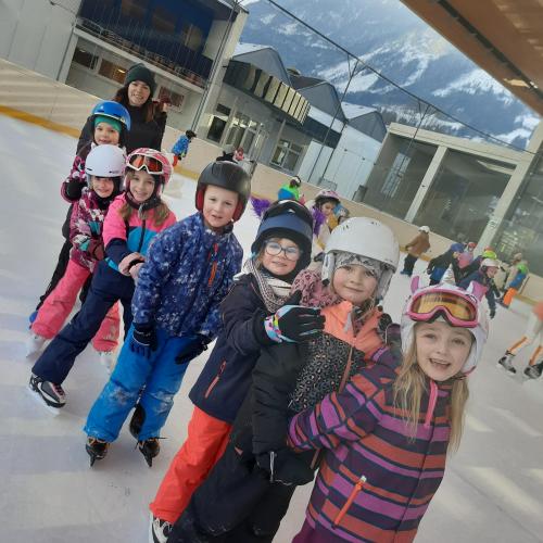 Schüler beim Eislaufen
