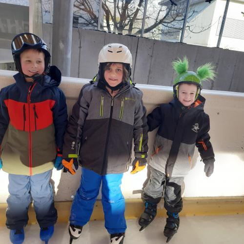 Schüler beim Eislaufen