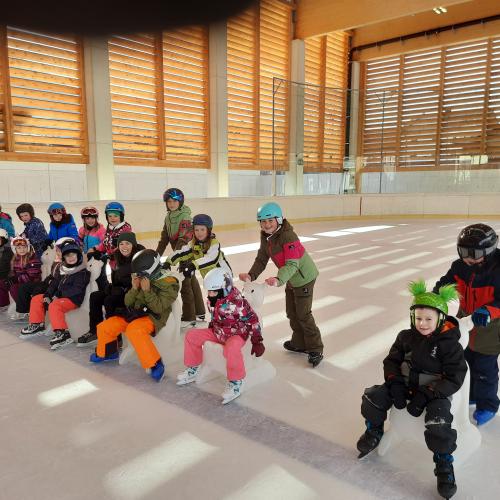 Schüler beim Eislaufen