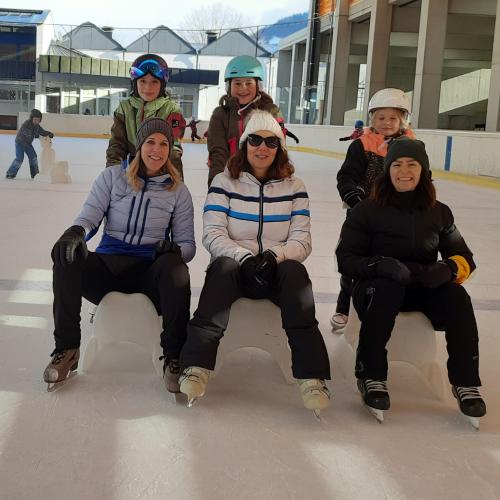 Schüler beim Eislaufen