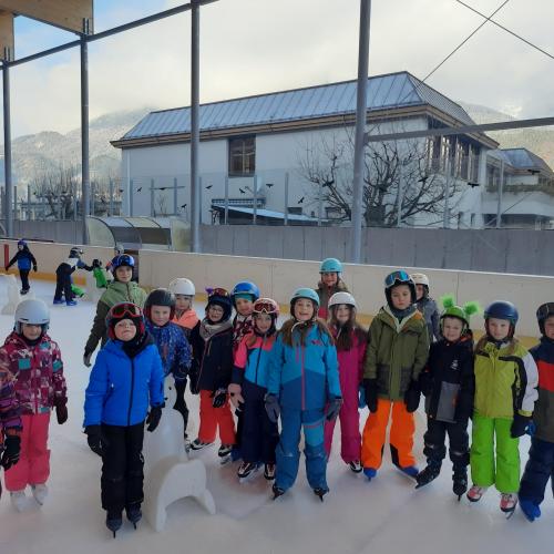 Schüler beim Eislaufen