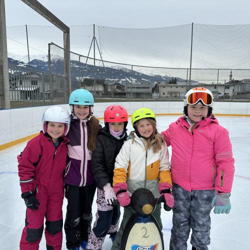 Kinder beim Eislaufen