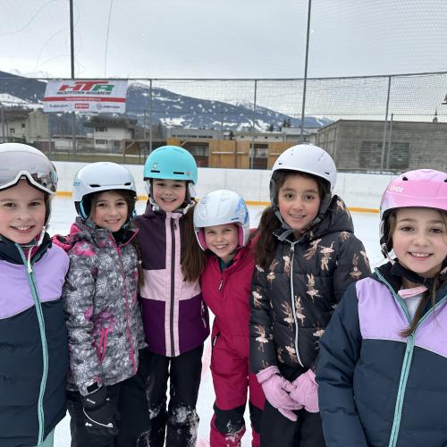 Kinder beim Eislaufen 
