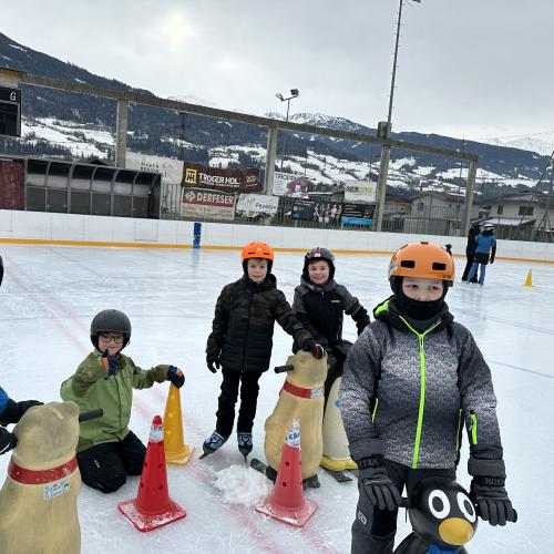 Kinder beim Eislaufen