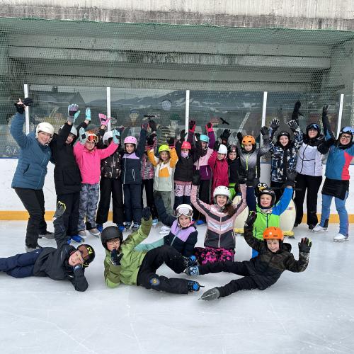 Kinder beim Eislaufen
