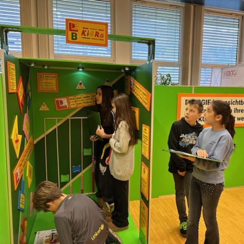 Kinder beim Forschen