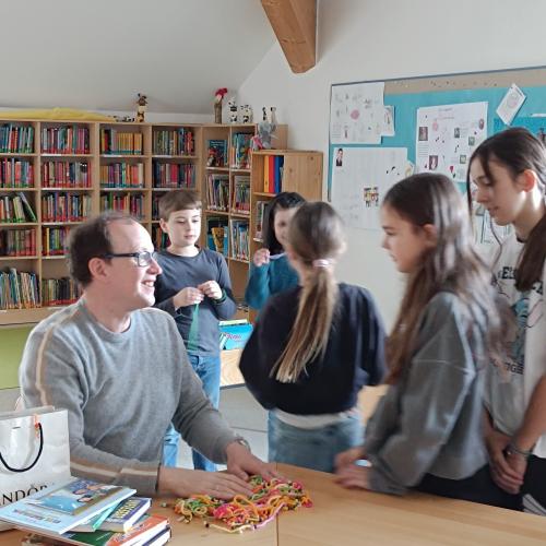 Kinder in der Bibliothek