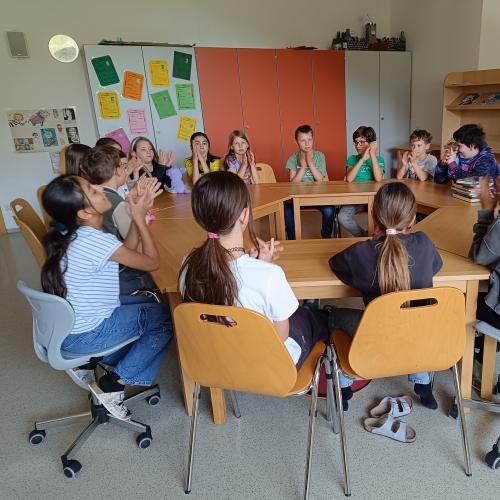 Kinder in der Bibliothek