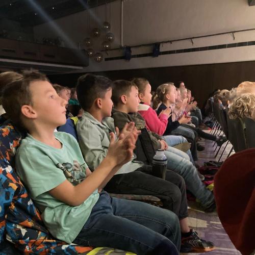 Kinder im Theater