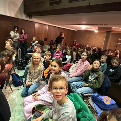 Kinder im Theater