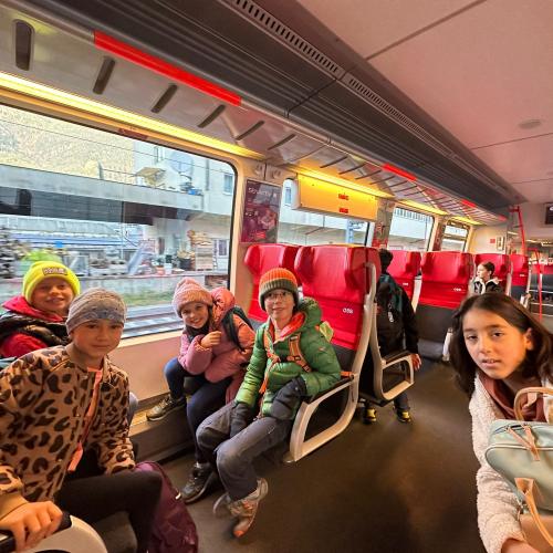 Kinder im Zug