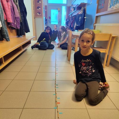 Kinder im Schulhaus