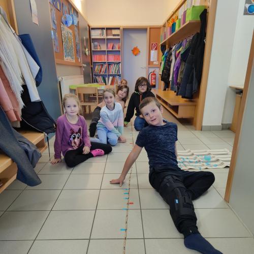Kinder im Schulhaus