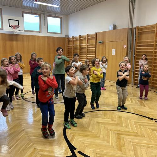 Kinder im Turnsaal