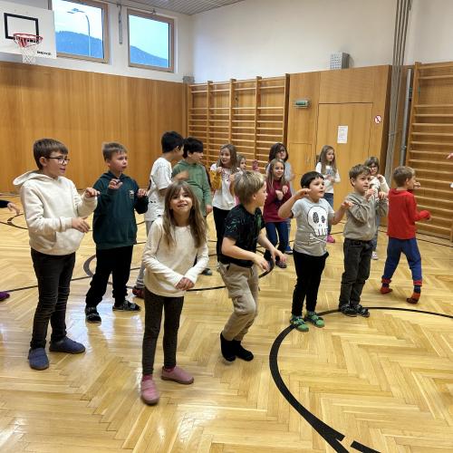 Kinder im Turnsaal