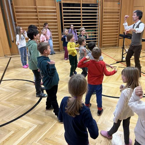 Kinder im Turnsaal