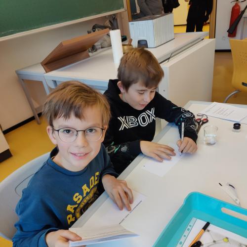 Schulkinder in der Mittelschule zu Besuch