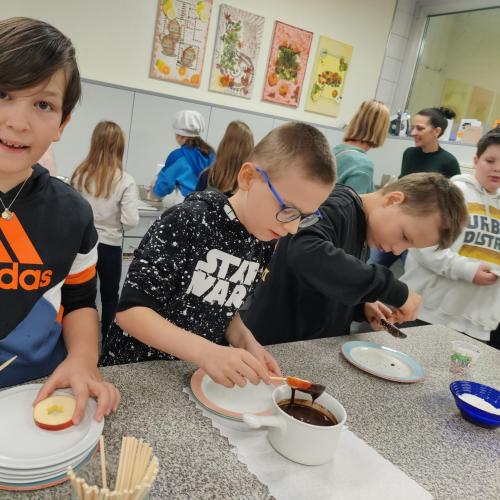 Schulkinder in der Mittelschule zu Besuch