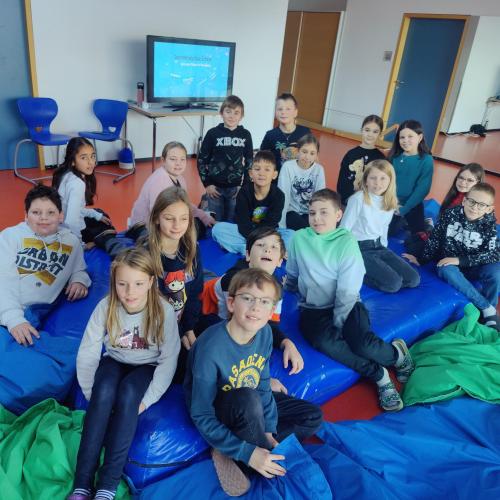 Schulkinder in der Mittelschule zu Besuch