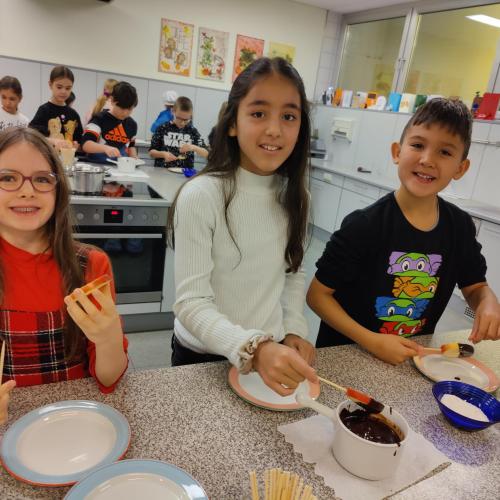 Schulkinder in der Mittelschule zu Besuch