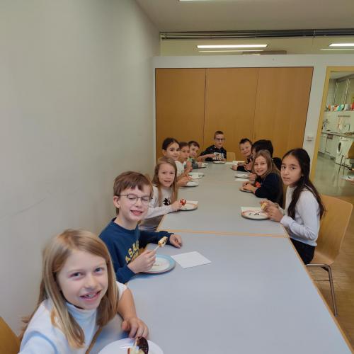 Schulkinder in der Mittelschule zu Besuch
